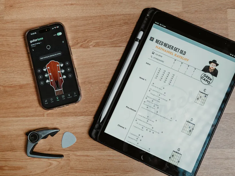 Oefenmateriaal: capo, plectrums, tablet en stem-app
